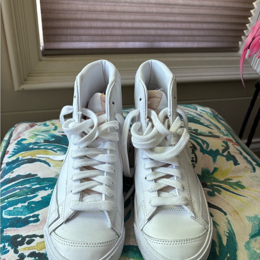 Nike White Sneakers Classic Design - Picture 2 of 5